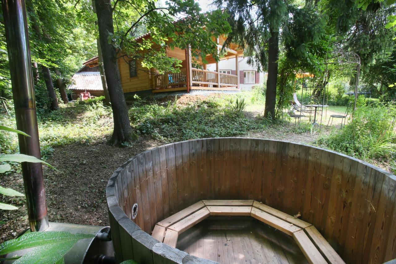 Blockhaus Chalet Mit Beheizbarem Badefass Und Infrarotsauna Auf Der Terrasse Oberschützen Екстериор снимка